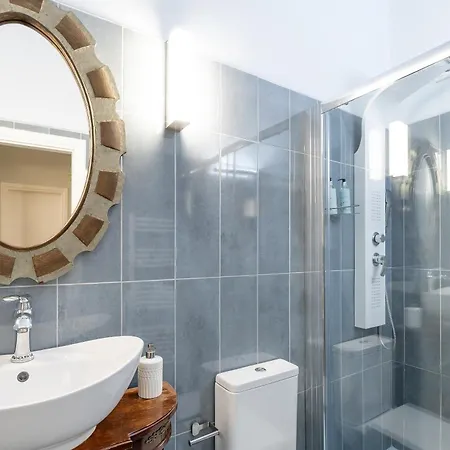 Hotel apartamentowy Neoclassical Mansion In By Explore