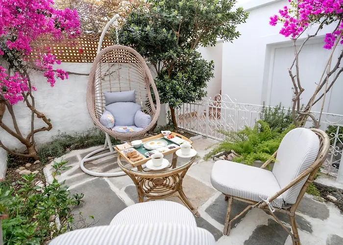 Neoclassical Mansion In By Explore Апарт-отель